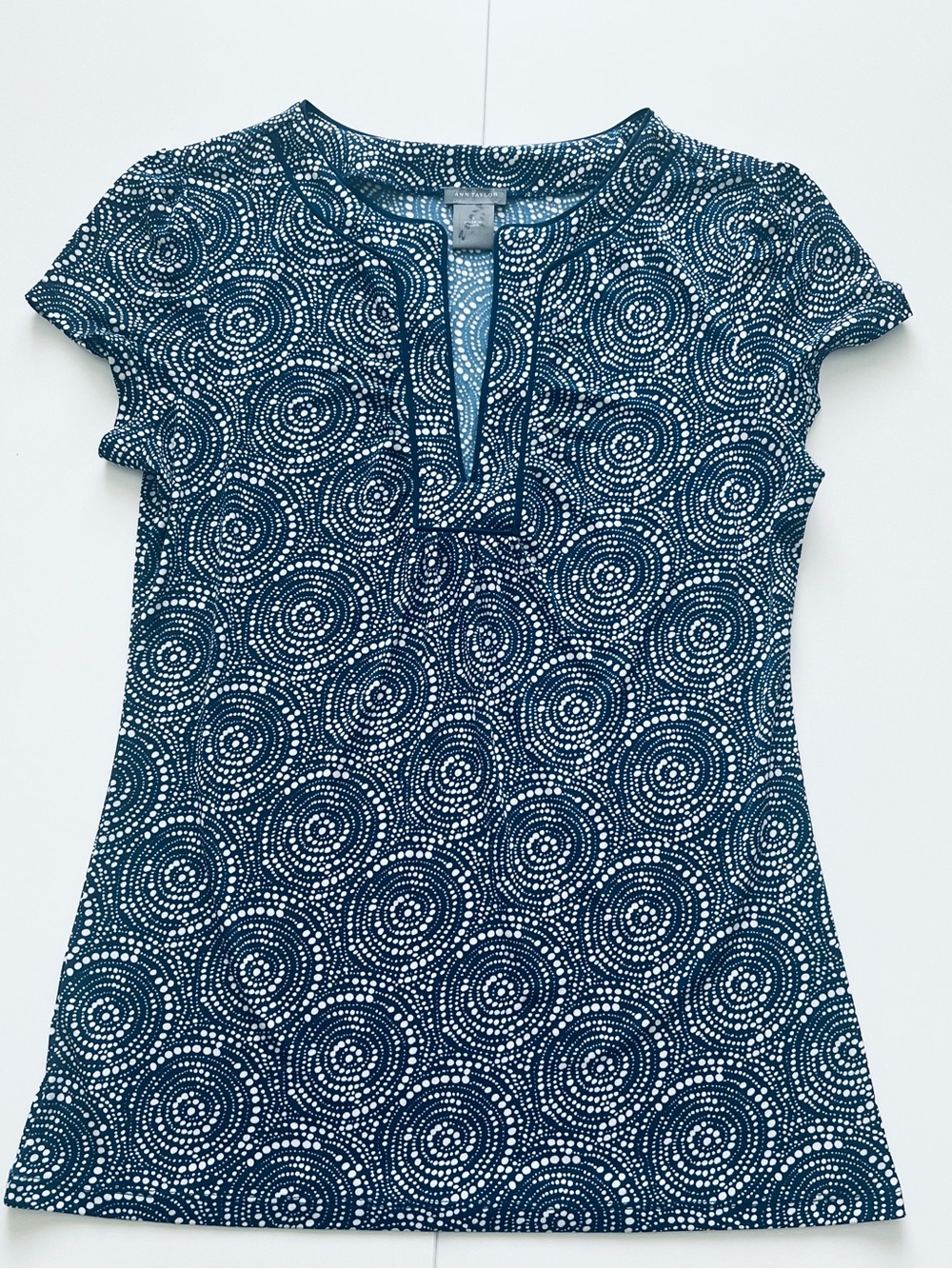 Ann Taylor Navy Blue and White Print Short-Sleeve Pullover Top Size Small